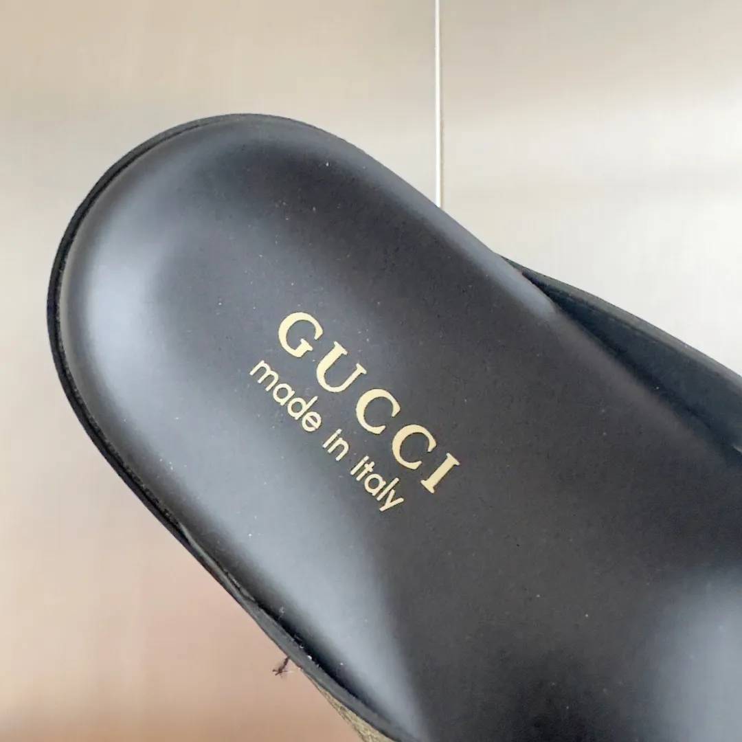 [G Home] Men's Men's Shoes💰:300💰Size:38-45 GUCC Gucci Original Order Quality 🆕2024Gucci Gucci Summer New Style Double G Presbyopia Flip-flops Cross Sandals Thick Sole Slippers Beach Shoes Original Purchase and Development Production G family's 2024 new summer dark horse items, fashion bloggers at home and abroad have put on the show, and it has become popular on social platforms at home and abroad. Fashionistas must pay for it, and they spend a lot of money to create ingenious craftsmanship and accurately restore every detail. Exquisite packaging at the delivery counter🛍📦 ▪️ Fabric: Original imported double G presbyopic leather ▪️ Lining: Original imported leather ▪️ Sole: Original open molded T men's shoes 💰U outsole ▪️ Bottom thickness: 3CM